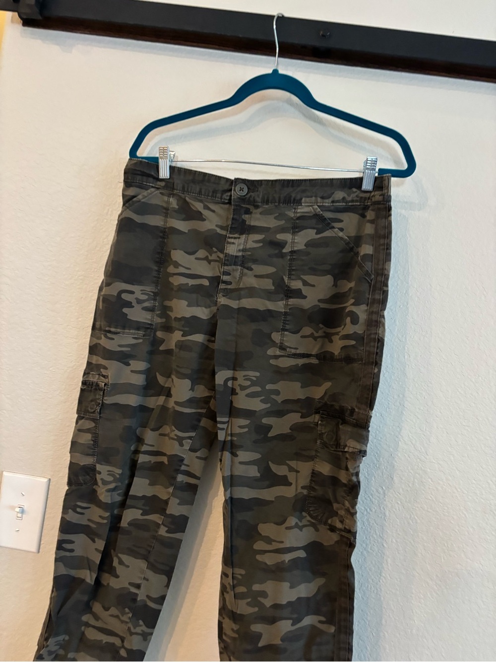 Social Standard by Sanctuary Cropped Cargo Pants in Olive Camo Print XL - Picture 3 of 7